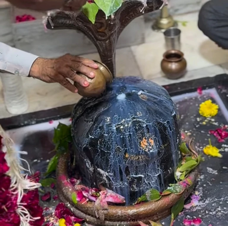 शिवलिंग पर हल्दी क्यों नहीं चढ़ाई जाती है? जानिए धार्मिक, आध्यात्मिक और वैज्ञानिक कारण