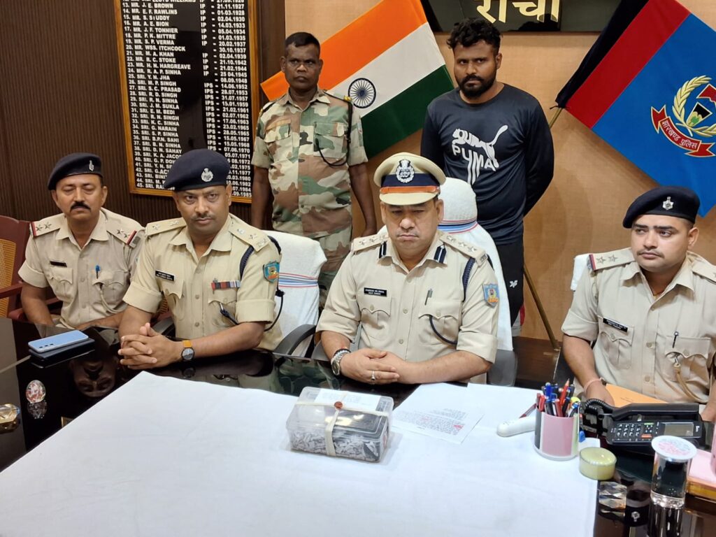 रांची पुलिस ने अलग-अलग थाना क्षेत्रों में में कार्रवाई करते हुए आठ नशा के कारोबारियों को गिरफ्तार किया