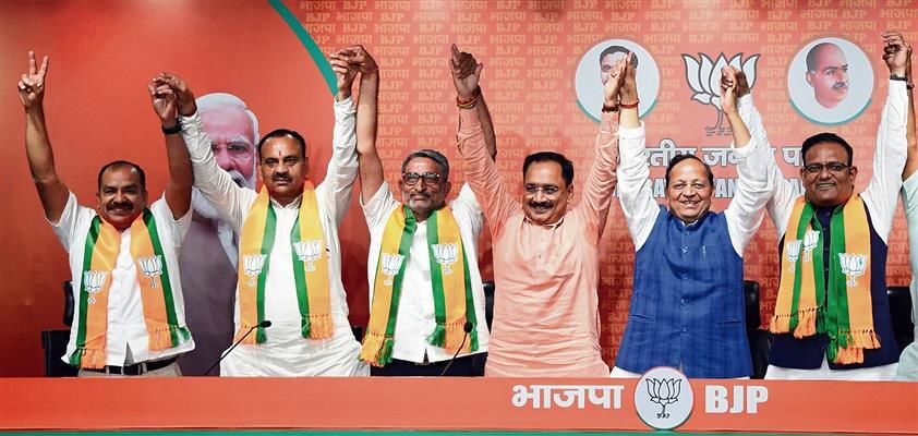 AAP विधायक और दिल्ली के पूर्व मंत्री ने थामा भाजपा का दामन