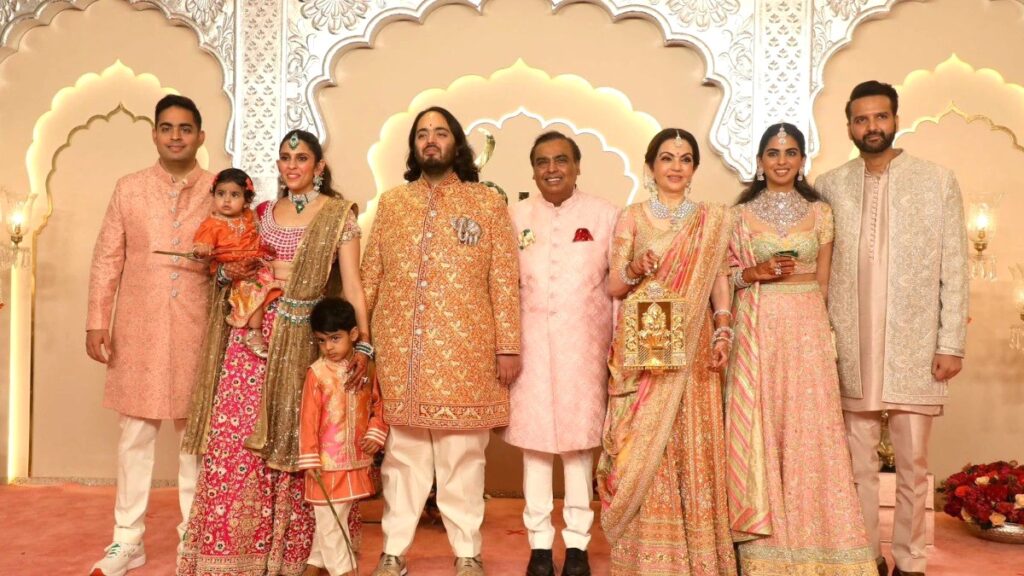 अंबानी के शादी समारोह में मेहमानों को बांधे गये थे अलग-अलग रंग के कागज के रिस्टबैंड