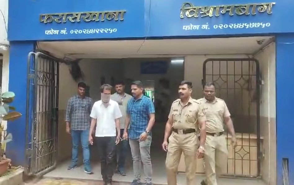 नशे में धुत व्यक्ति ने दो पुलिसकर्मियों को जलाने का प्रयास किया, गिरफ्तार