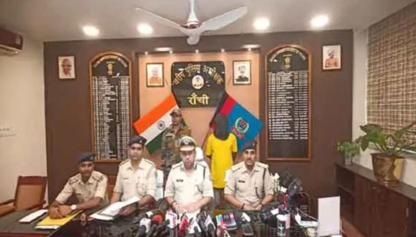 गाड़ी में लोड था 206 किलो गांजा, पुलिस को देख तेजी से भागने लगा, दुर्घटनाग्रस्त