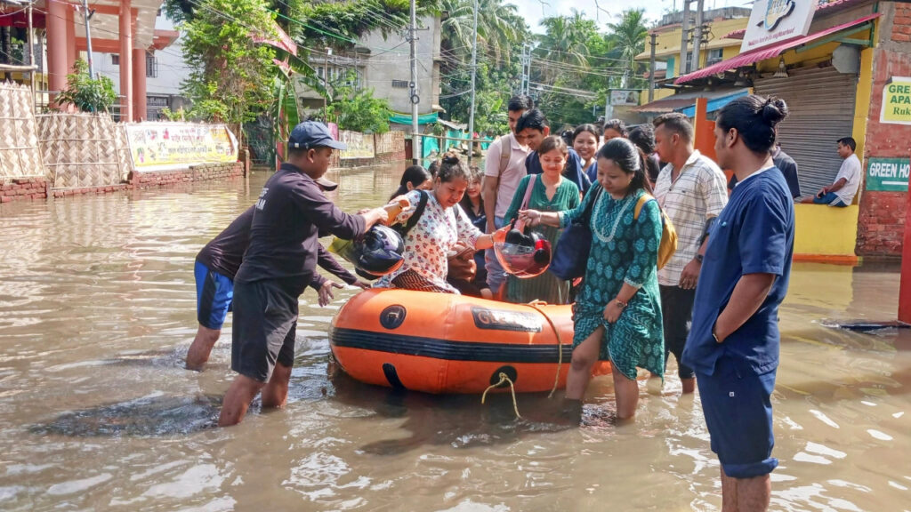 असम में बाढ़ की स्थिति में सुधार, दो और लोगों की मौत, सत्रह जिलों में 6 लाख लोग प्रभावित