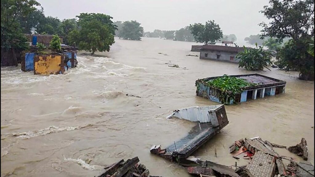 बिहार के कई जिलों में बाढ़ का खतरा, भारी बारिश के बाद नदियां खतरे के स्तर पर पहुंची
