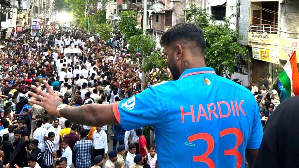 वड़ोदरा में भारतीय क्रिकेटर हार्दिक पंड्या का शानदार स्वागत