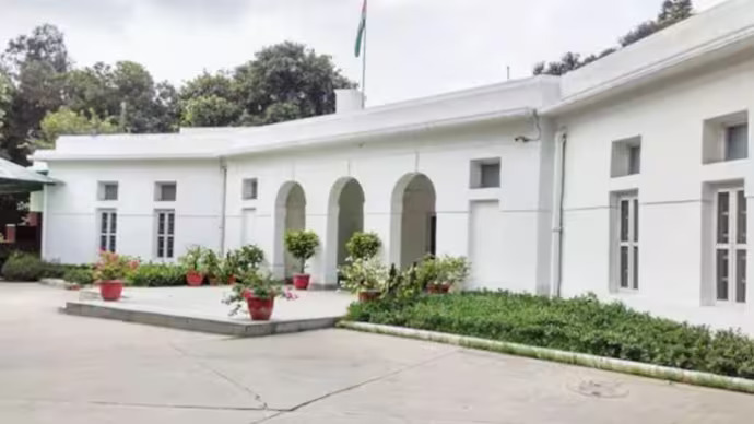 New Delhi 200 former MPs given notice to vacate government bungalow