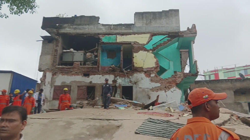 झारखंड के देवघर जिले में एक इमारत ढह जाने से तीन लोगों की मौत, जबकि तीन अन्य लोग घायल