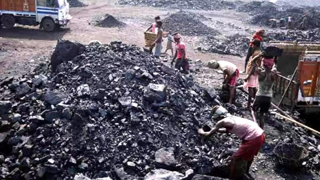 गुजरात में कोयला खदान में दम घुटने से तीन मजदूरों की मौत, दो भाजपा नेताओं समेत चार के खिलाफ मामला