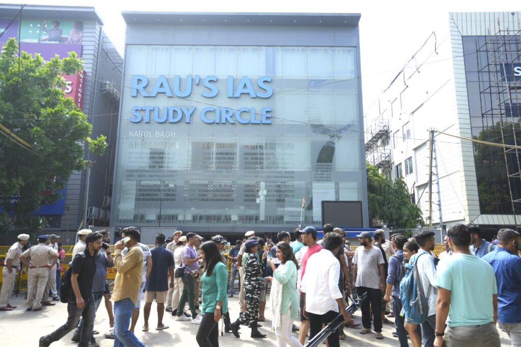 जलभराव की समस्या पुरानी, आक्रोशित छात्रों ने MCD पर साधा निशाना
