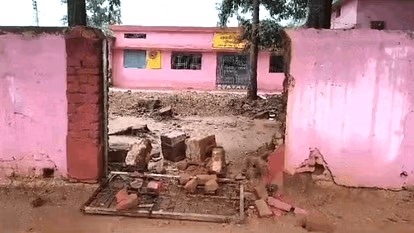 छत्तीसगढ़ के धमतरी जिले में स्कूल की बाहरी दीवार गिरी एक बालिका की मृत्यु