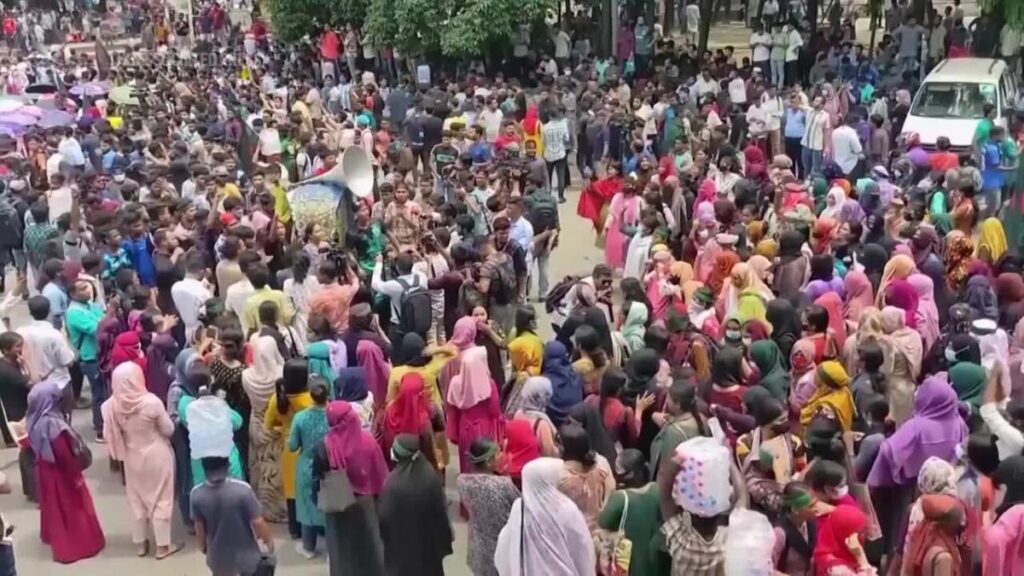 बांग्लादेश : नौकरियों में आरक्षण को लेकर हिंसा, तीन छात्रों सहित चार की मौत