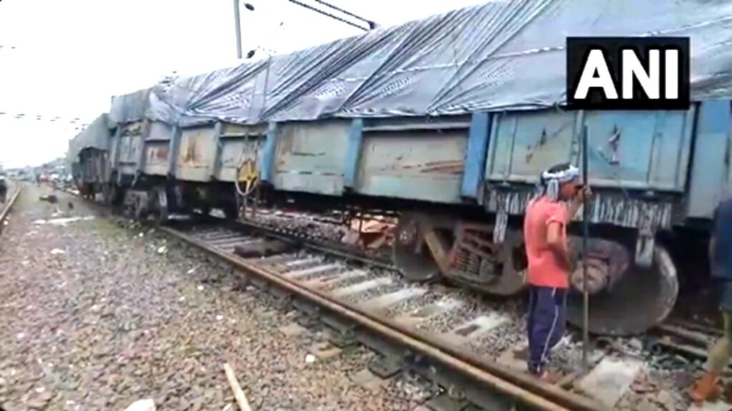 ओडिशा के भुवनेश्वर में पटरी से उतरी मालगाड़ी