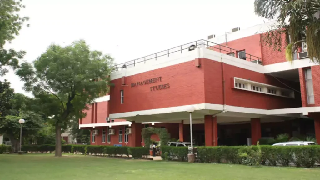 डीयू के प्रबंधन अध्ययन संकाय के छात्रों का वरिष्ठ साथियों पर आरोप, बोले रात में जगाते हैं, घटिया शब्दों का इस्तेमाल कर अपमानित करते हैं