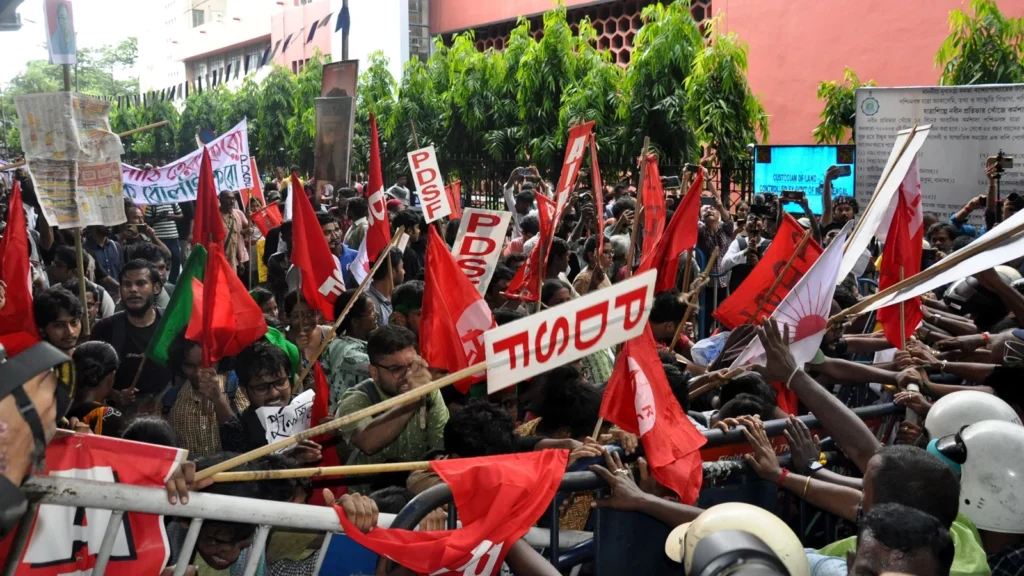 बांग्लादेश के प्रदर्शनकारियों का किया समर्थन, छात्र संघों ने निकाला विरोध मार्च
