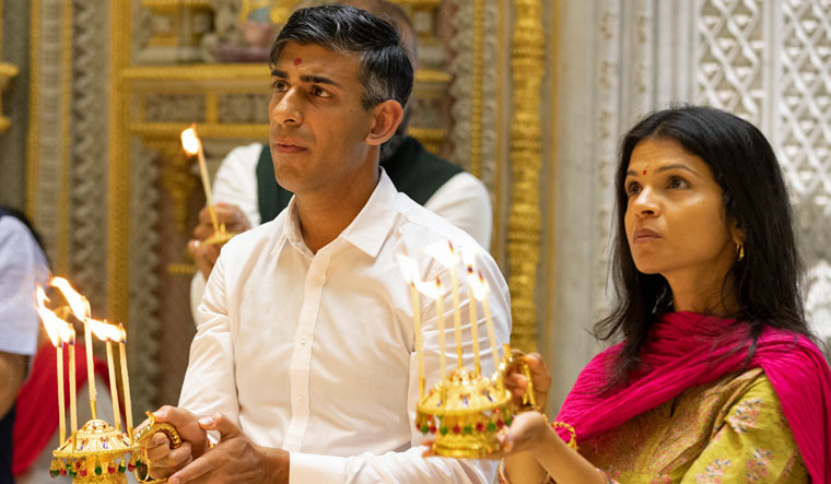 ब्रिटेन के प्रधानमंत्री ने पत्नी संग मंदिर में पूजा की, हिंदू धर्म से मुझे प्रेरणा मिलती है: सुनक