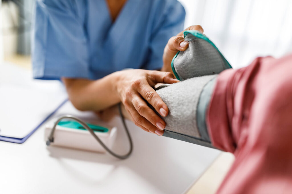 रक्तचाप (blood pressure) बिगड़े तो खतरे में सेहत, जानिए लक्षण और बचाव
