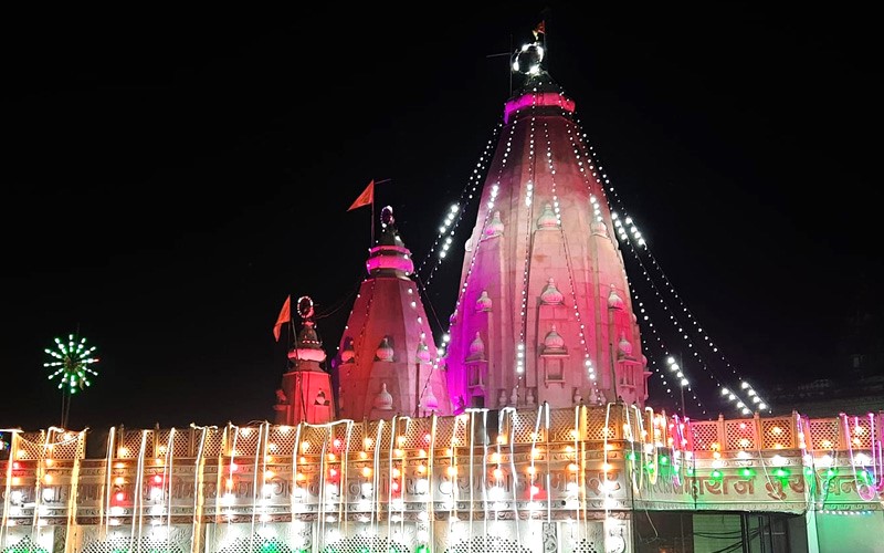 मुकुट मुखारविन्द मंदिर के सेवायत दिनेश चंद्र के घर से पुलिस ने तीन बोरे में रखे 72 लाख रुपये बरामद