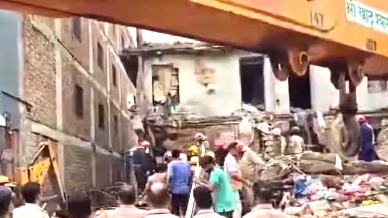 Panic due to house collapse in Delhi's Jahangirpuri, 4 people including a woman rescued