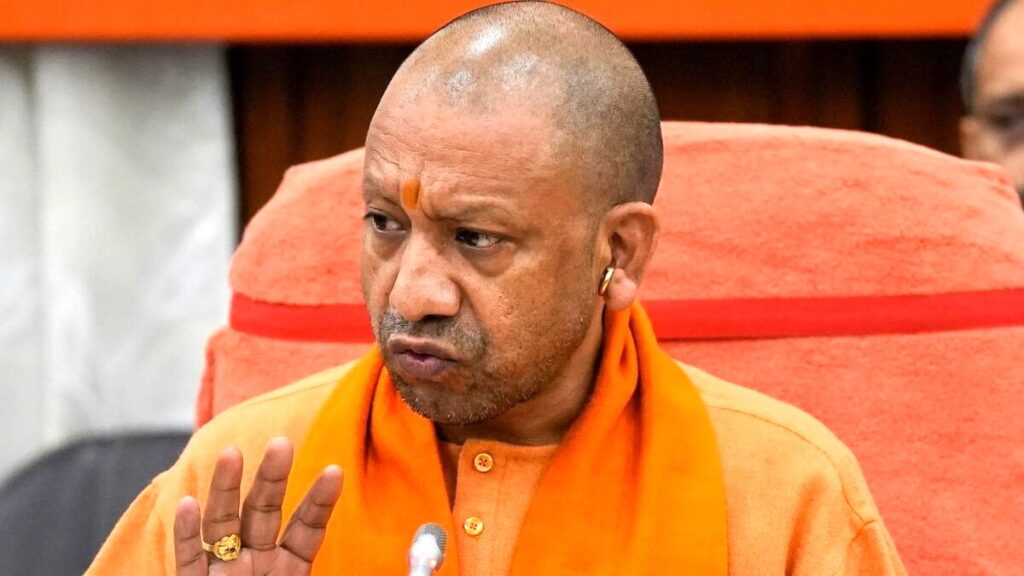 UP में CM योगी आदित्यनाथ को हटाने की तैयारी?