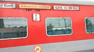Stone Pelting on Mahabodhi Express in Prayagraj: Several Passengers Injured; Stones Enter AC Coach After Breaking Windows