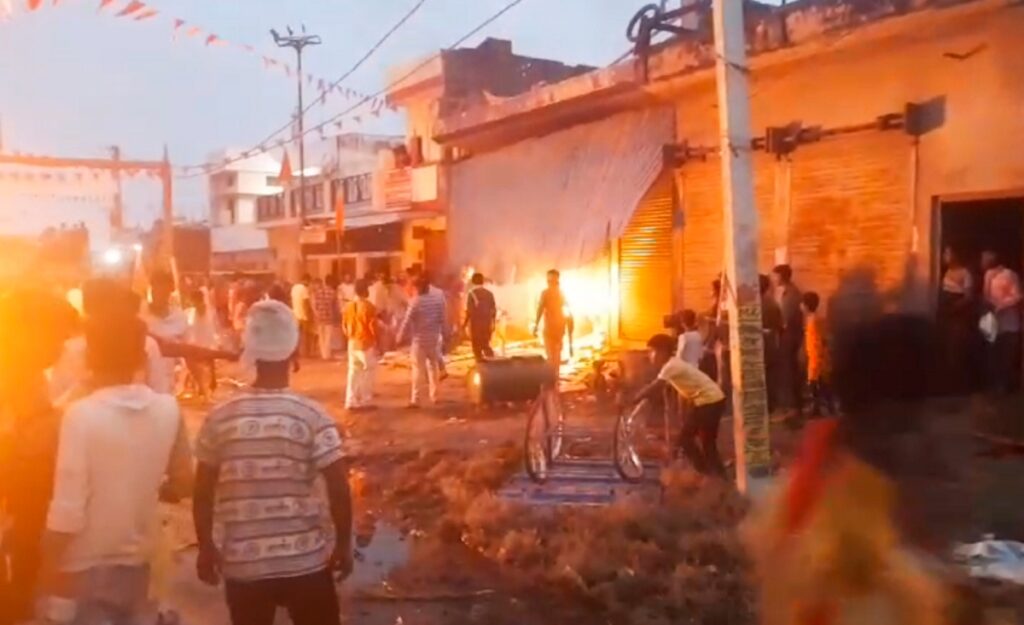 बहराइच हिंसा: दुर्गा विसर्जन के दौरान भड़का सांप्रदायिक तनाव, 50 से ज्यादा घरों में तोड़फोड़, मुस्लिम परिवार गांव छोड़कर भागे