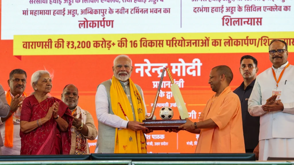 प्रधानमंत्री नरेंद्र मोदी ने वाराणसी में कहा: वंशवादी राजनीति से युवाओं को हुआ नुकसान