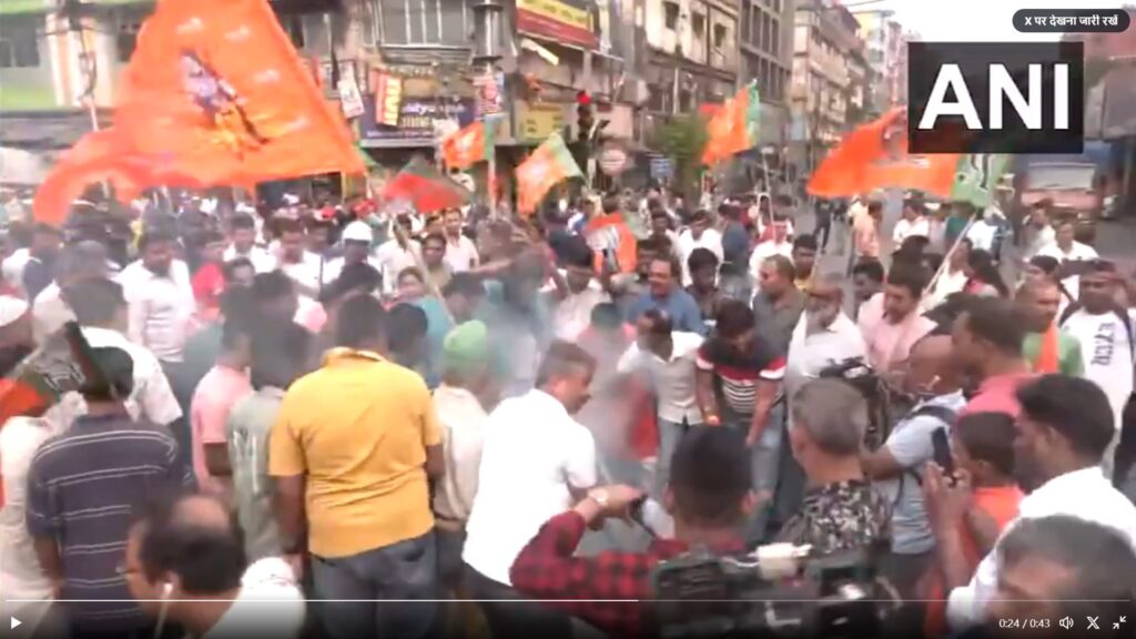 बीजेपी का देशभर में प्रदर्शन: लालू के 'फालतू' और ममता की 'मृत्यु कुंभ' टिप्पणी पर बवाल