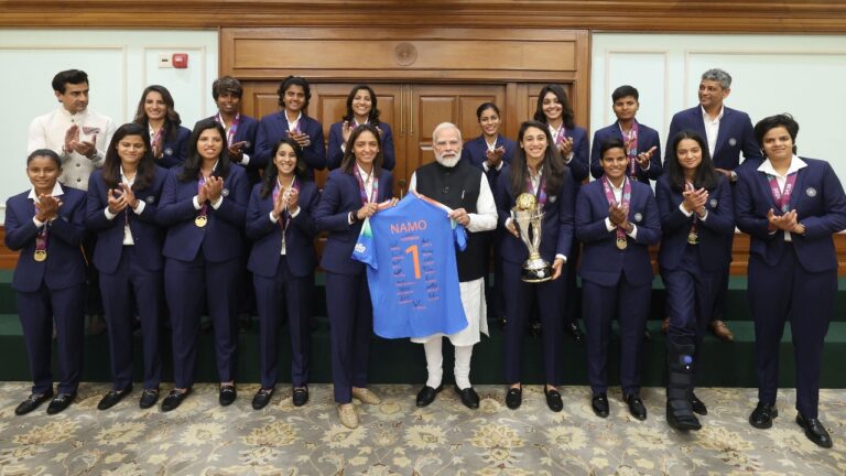 pm-modi--indian-womens-cricket-team