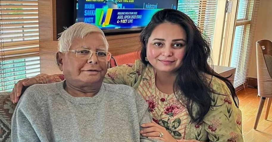 रोहिणी का भाई पर बड़ा आरोप, बोलीं- तेजस्वी ने मुझे घर से निकाला