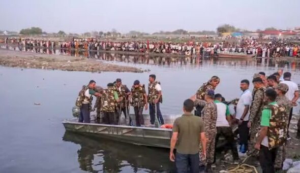 मथुरा नाव हादसे में 11 लोगों की मौत हो गई है
