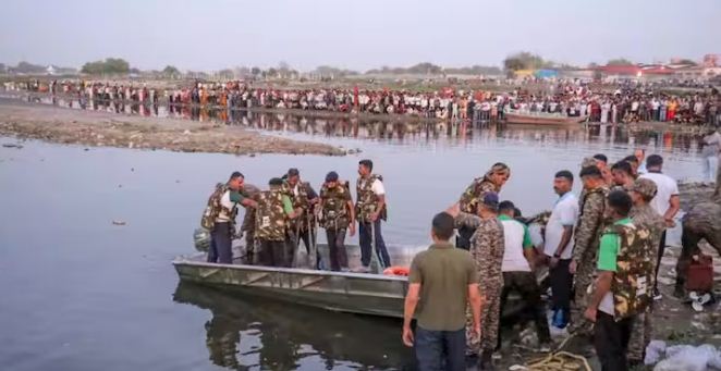 मथुरा नाव हादसे में 11 लोगों की मौत हो गई है